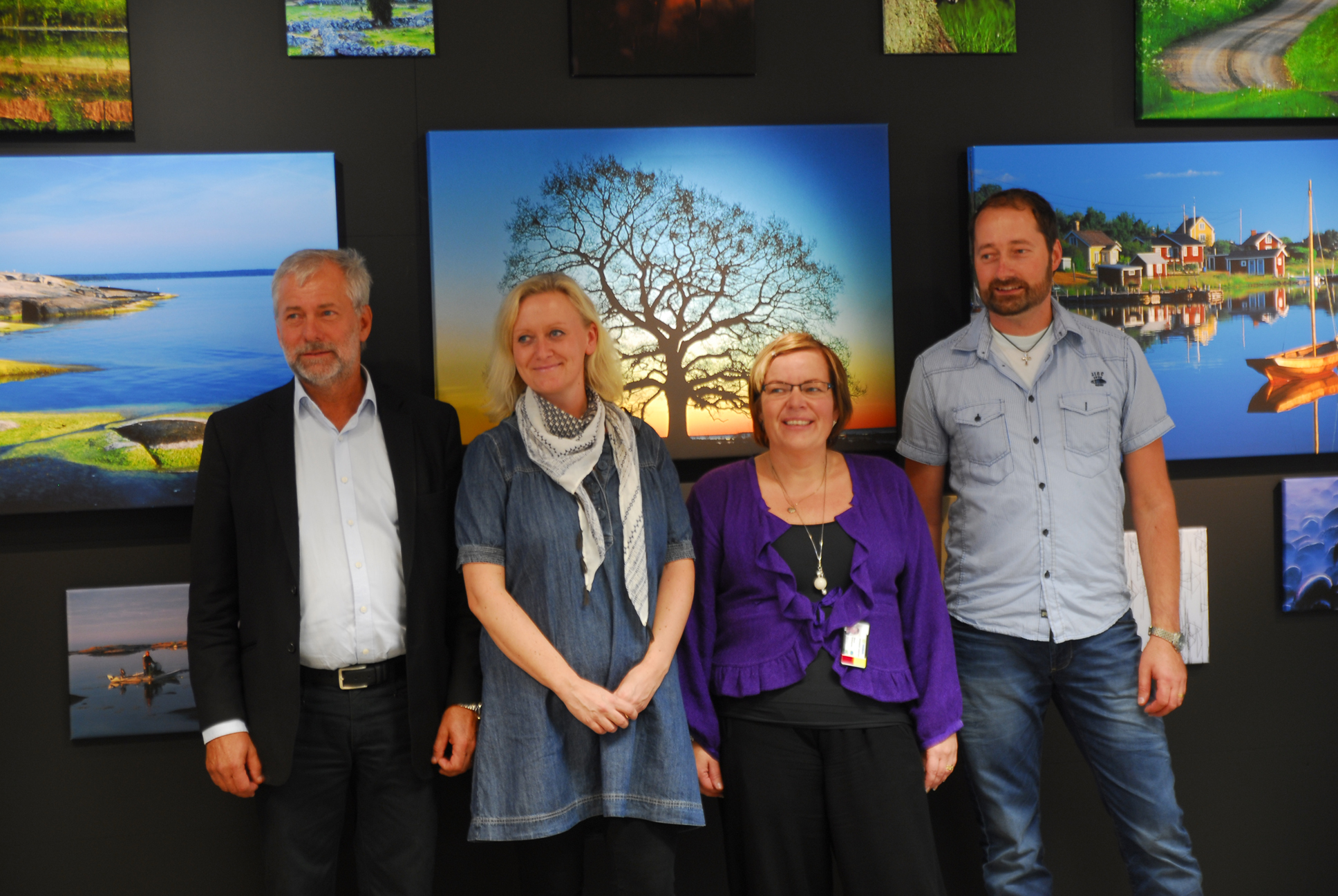 2011 09 30_7134_redigerad-1 Bengt Hermansson och Jenny Stenberg, representanter från Fotomic, som står för tillverkningen av utställningen, samt Mona Grönqvist, flygstationschef och undertecknad.