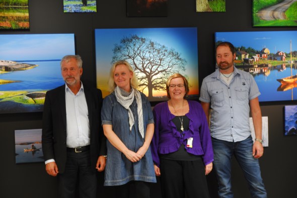 2011 09 30_7134_redigerad-1 Bengt Hermansson och Jenny Stenberg, representanter från Fotomic, som står för tillverkningen av utställningen, samt Mona Grönqvist, flygstationschef och undertecknad.